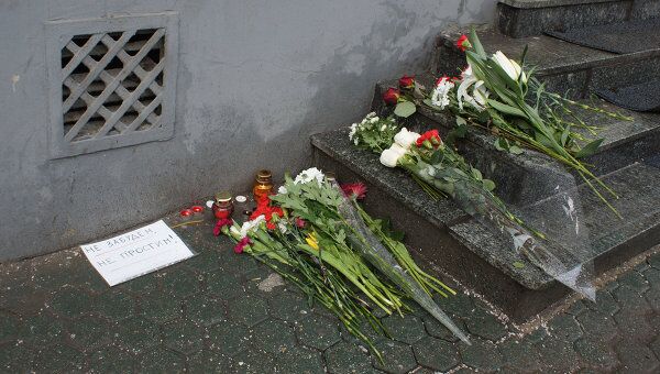 Москвичи принесли цветы к посольству Белоруссии в память о казненных