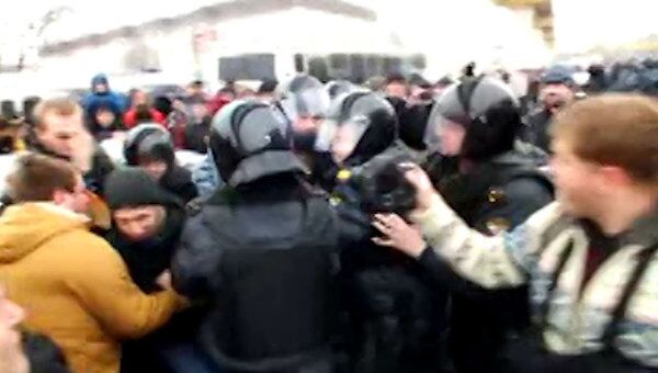 Возложение цветов к НТВ и массовые задержания у телецентра Останкино