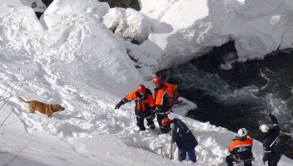 Снежная лавина накрыла двух сноубордистов в Приморье, один погиб