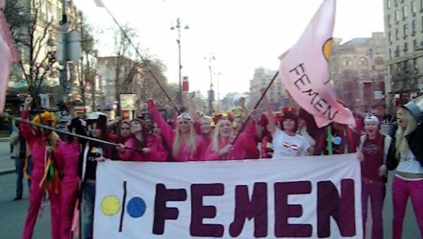 Активистки FEMEN провели одетую акцию в центре Киева