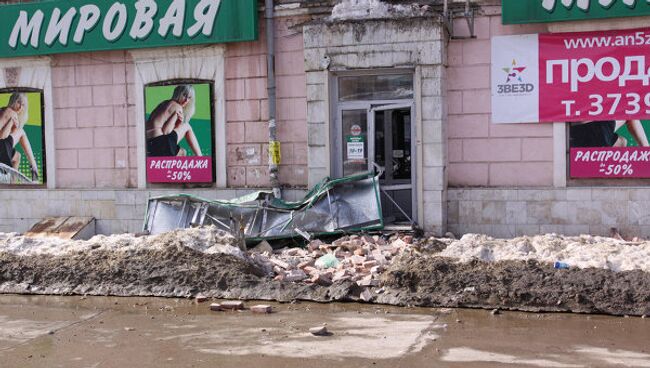 Фасад жилого дома обрушился на тротуар в Самаре