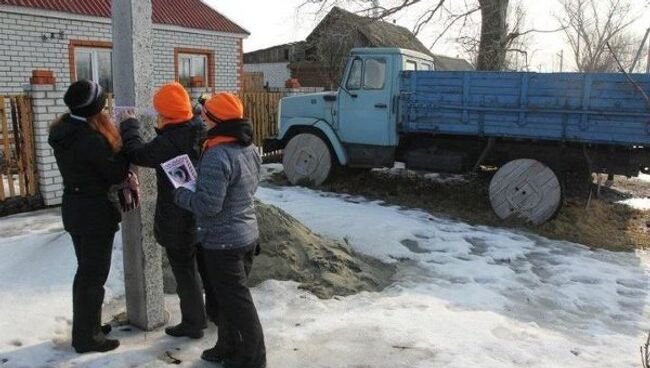 Волонтеры расклеивают ориентировки в Брянске.