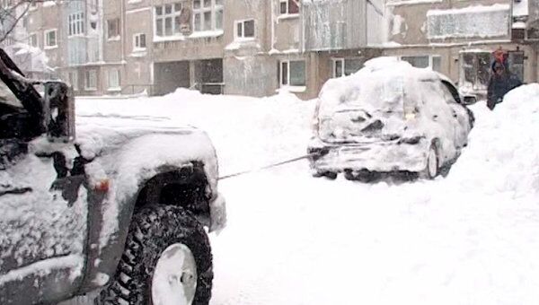 Водители Камчатки откапывают автомобили из-под снега из-за циклона
