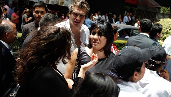 Жители Мехико вышли на улицы после подземных толчков в южном штате Герреро