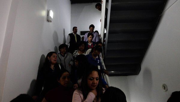 Эвакуация одного из офисных зданий Мехико после подземных толчков в южном штате Герреро
