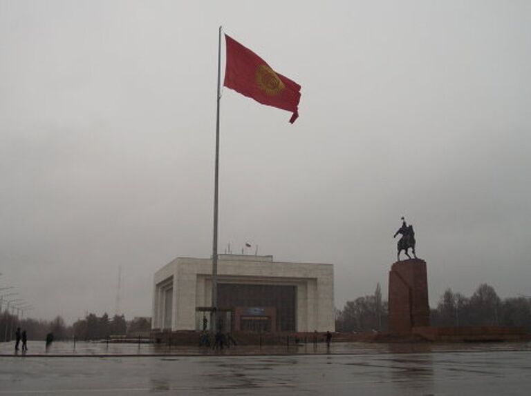 Развод караула у памятника герою эпоса Манас