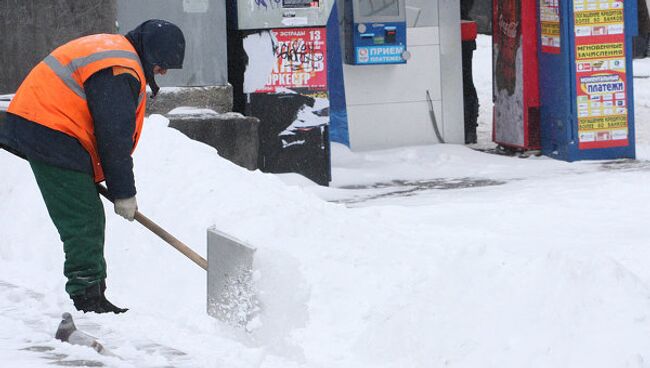 Коммунальщики Москвы еще три дня будут вывозить снег, выпавший в понедельник