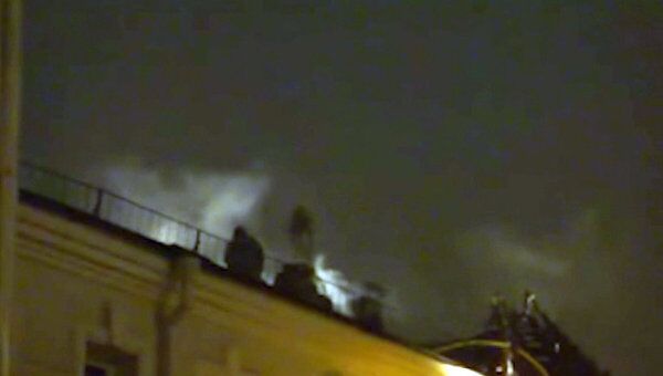 Пожарные потушили горящую кровлю кафе в центре Москве. Кадры с места ЧП