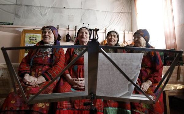 Участницы группы Бурановские бабушки из удмуртского села Бураново