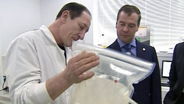 Медведеву показали, как создают лекарства с помощью высоких технологий
