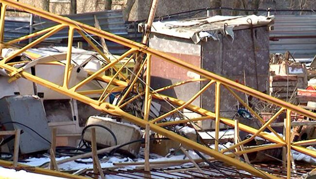 Один человек погиб при падении крана в Москве. Кадры с места ЧП