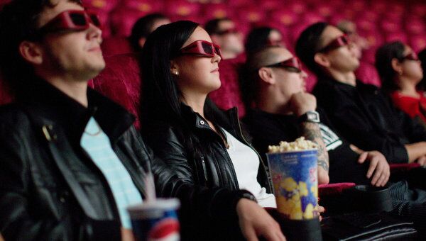 Зрители в кинотеатре во время просмотра фильма в формате 3D