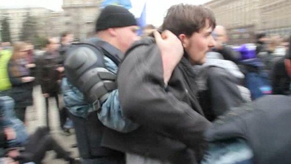 Оппозиционеров, пытавшихся развернуть палатки, скрутили в центре Киева