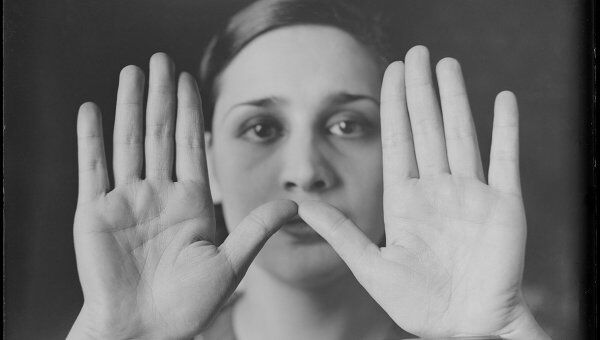 Луис Рамон Марин. Актриса Сесилия Гамес показывает руки после сеанса хироманта Джовани Тассани. 1933 г. Мадрид.