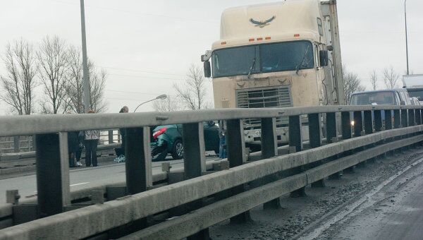 Аварийная фура перегородила проезд на Митрофаньевском мосту в Петербурге