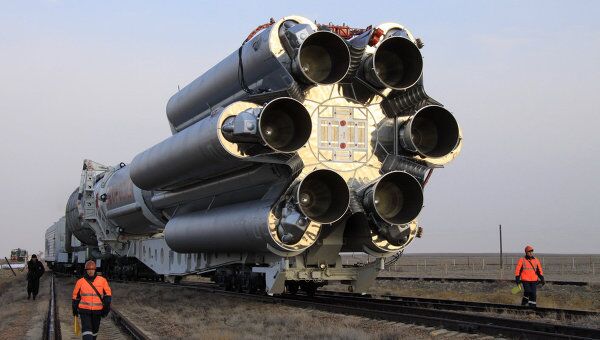 Вывоз ракеты Протон-М со спутником на стартовый комплекс. Архивное фото