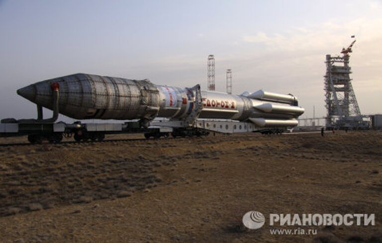 Вывоз ракеты Протон-М со спутником на стартовый комплекс