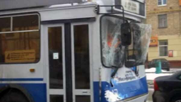 Троллейбус столкнулся с грузовиком в Москве, один человек пострадал