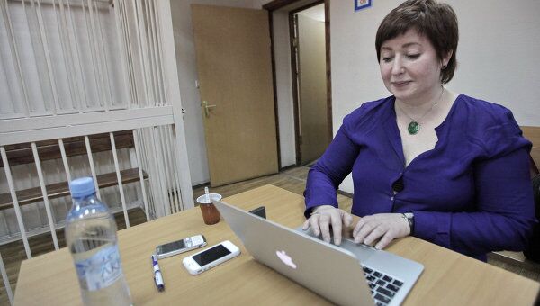 Журналистка Ольга Романова в здании Пресненского суда