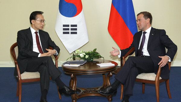 Президент РФ Д.Медведев и президент Кореи Ли Мен Баком