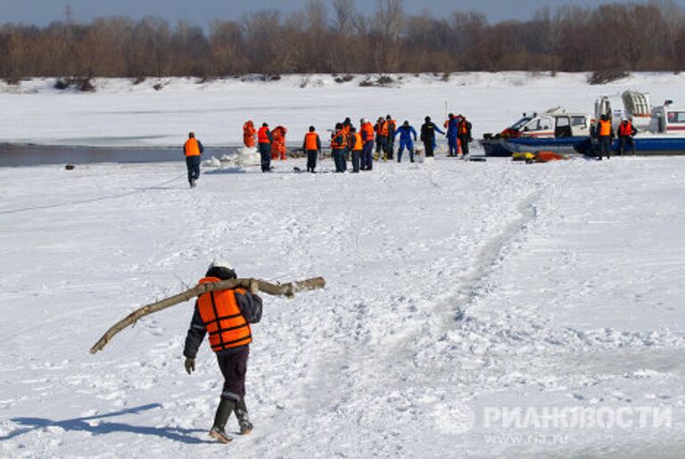 Подъем вертолета, упавшего в Волгу в Нижнем Новгороде