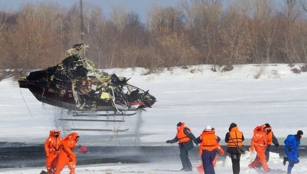 Подъем вертолета, упавшего в Волгу в Нижнем Новгороде