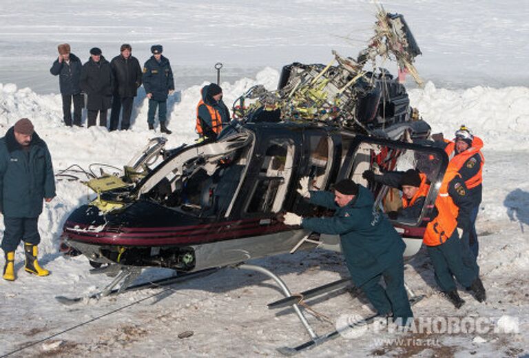 Подъем вертолета, упавшего в Волгу в Нижнем Новгороде