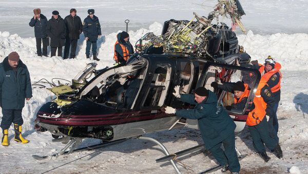 Подъем вертолета, упавшего в Волгу в Нижнем Новгороде