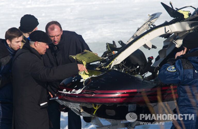 Подъем вертолета, упавшего в Волгу в Нижнем Новгороде