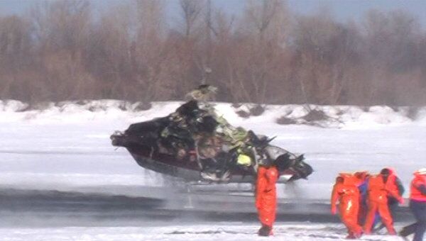 Вытащить из реки упавший вертолет спасателям удалось со второй попытки