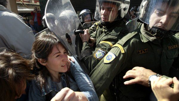 Полиция задержала участников школьного парада в Афинах