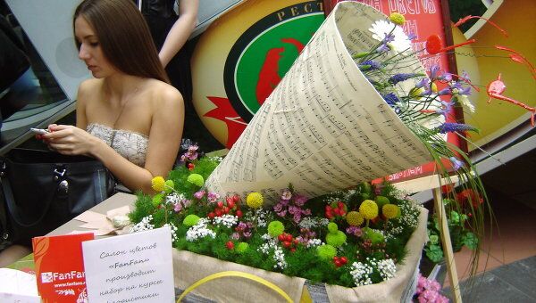 Белгородские флористы создали цветочные композиции на тему радио