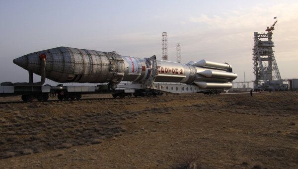 Вывоз ракеты Протон-М со спутником на стартовый комплекс. Архив