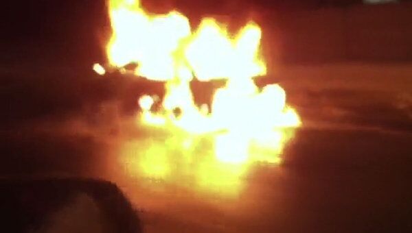 Машина сгорела дотла на Международном шоссе в Москве. Кадры очевидца 