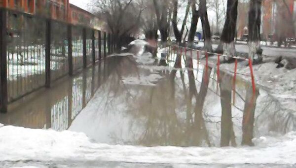 Талые воды перекрыли доступ к школе Бердска, или В Сибирь пришла весна