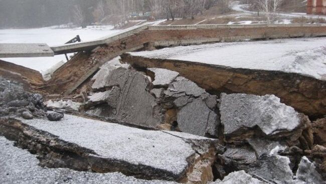 Размыв дамбы в Омской области