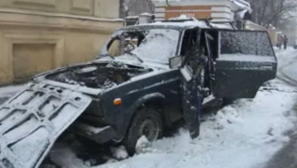 Припаркованный автомобиль сгорел в центре Москвы
