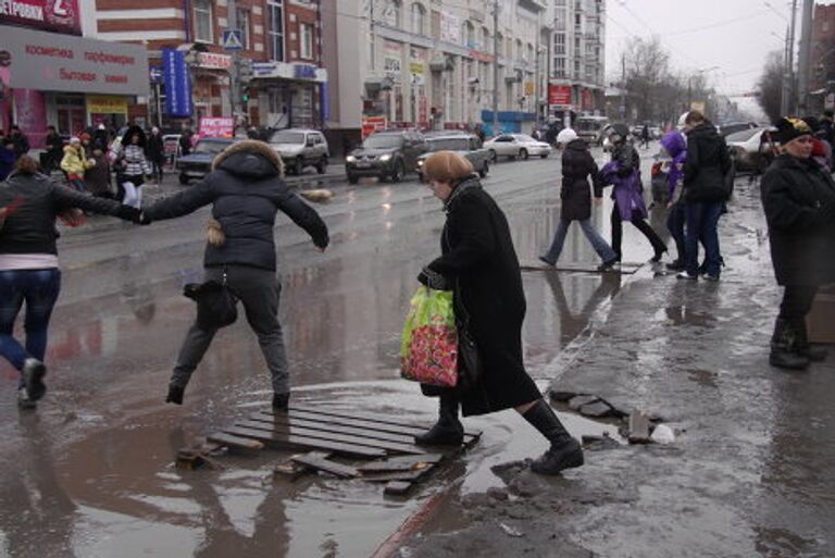 Дожди и лужи: как Омск и Томск справляются с весной