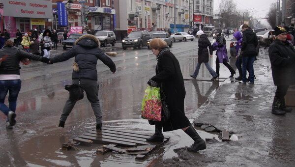 Дожди и лужи: как Омск и Томск справляются с весной