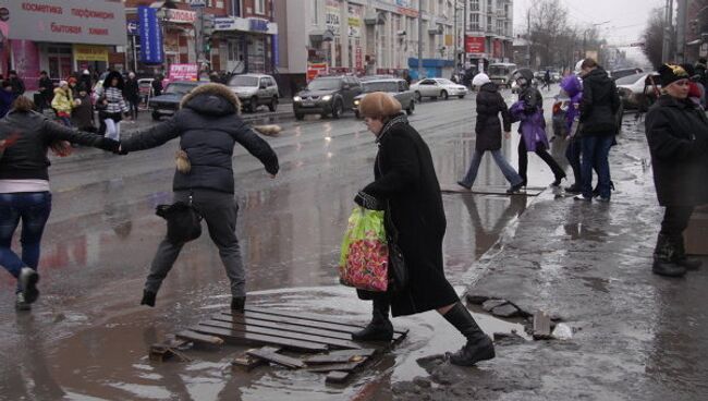 Дожди и лужи: как Омск и Томск справляются с весной