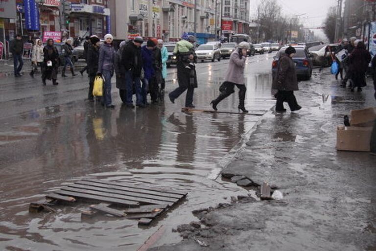 Дожди и лужи: как Омск и Томск справляются с весной