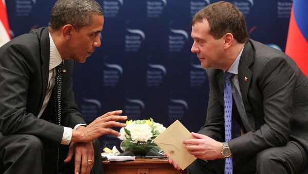 Президент России Дмитрий Медведев и президент США Барак Обама  во время встречи в Сеуле 26 марта 2012 года