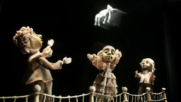 Сцена из спектакля Удивительное путешествие кролика Эдварда Челябинского театра кукол