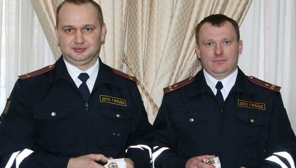 Награждение полицейских, которые вывезли роженицу из пробки в Москве