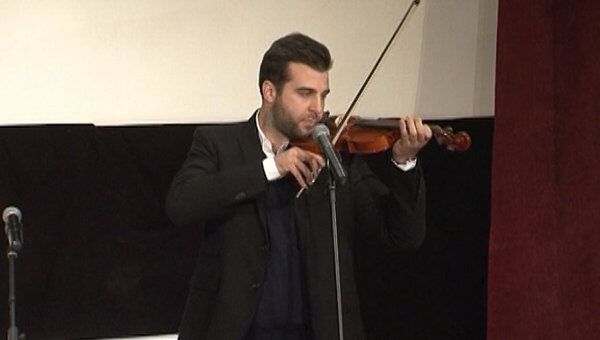 Иван Ургант фальшивил на скрипке на праздновании Всемирного дня театра 