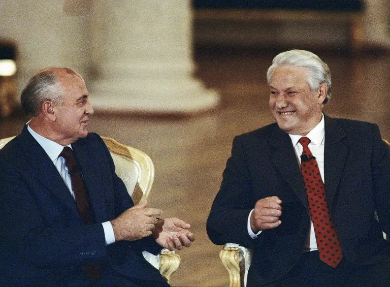 Президент СССР Михаил Горбачев и Президент РФ Борис Ельцин. 1991 год Президент СССР Михаил Горбачев и Президент РФ Борис Ельцин. 1991 год