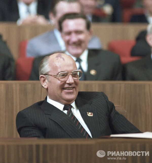 В президиуме съезда Генеральный секретарь ЦК КПСС М. С. Горбачев