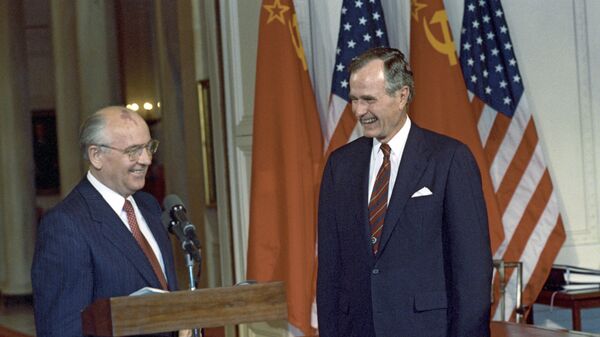 Президент СССР Михаил Горбачев и 41-й президент США Джордж Буш-старший после подписания советско-американских документов в Вашингтоне, США. 2 июня 1990 года 