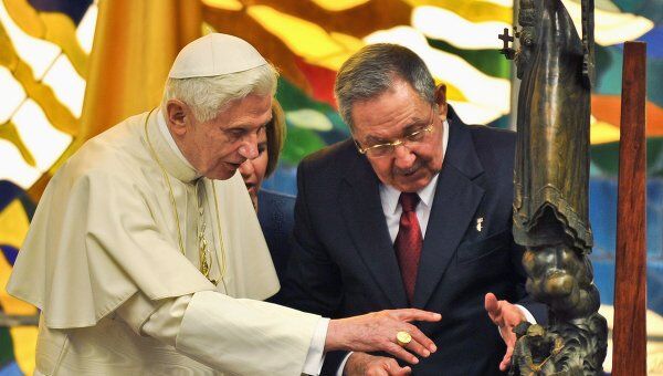 Рауль Кастро подарил Папе Римскому скульптуру Пресвятой Девы Милосердной
