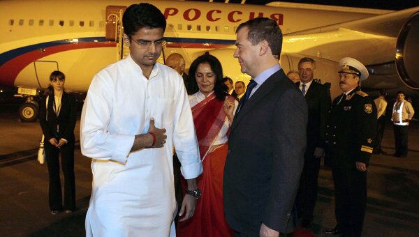 Д.Медведев прибыл в Нью-Дели для участия в саммите БРИКС
